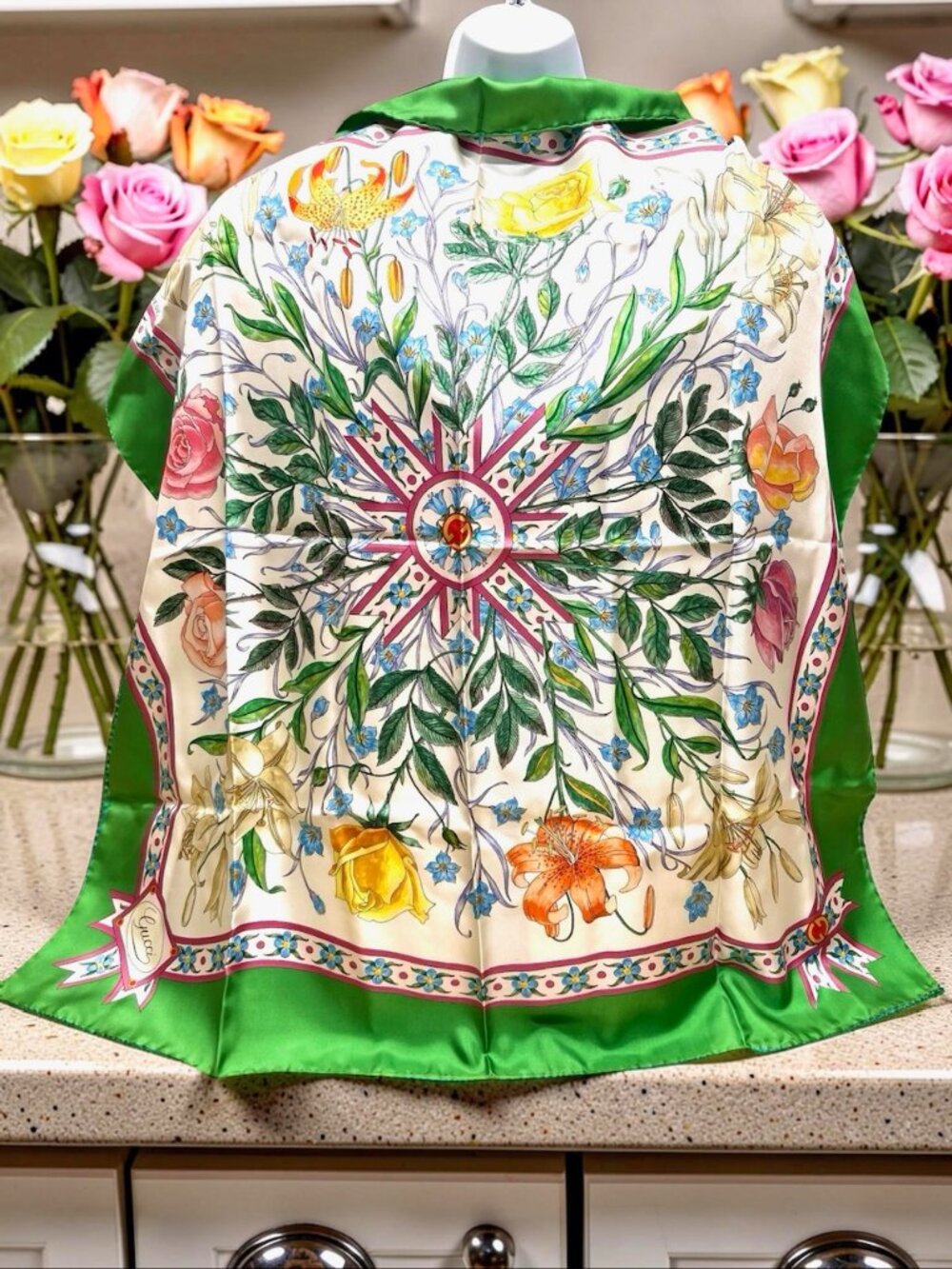 Beautiful Gucci V. ACCORNERO Floral Silk Satin Scarf  Green Beige Pink Flora (22 - Picture 16 of 16